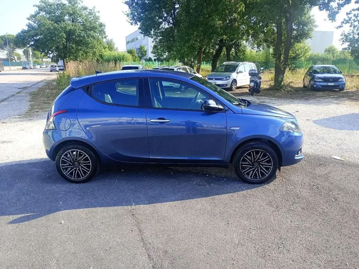 Usata Lancia Ypsilon Gold 69 CV (50 kW) 2022 Blu/azzurro Utilitaria