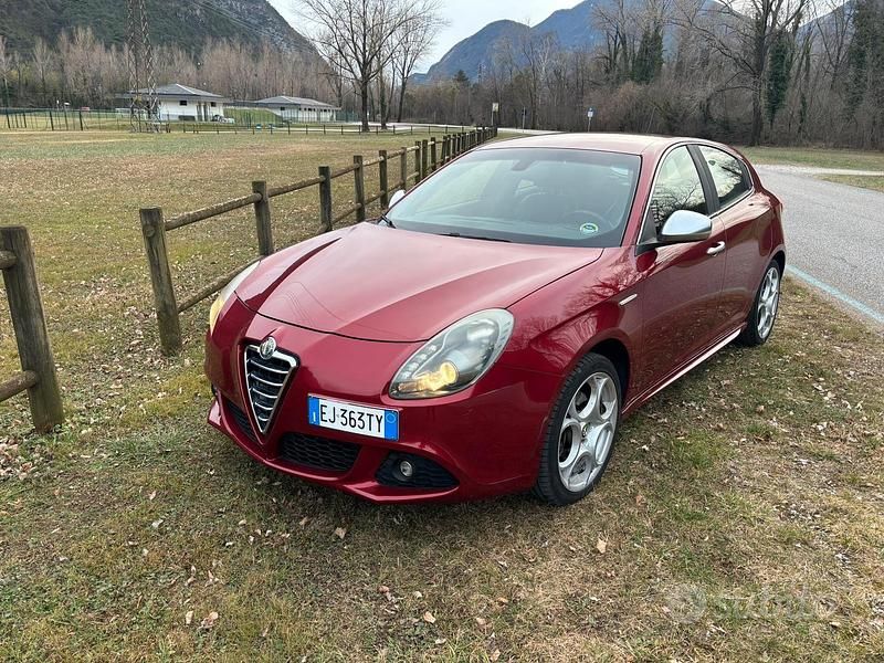Rosso Usata 2012 Alfa Romeo Giulietta Tre volumi | 7000 € (Buon prezzo) - Immagine 1/4