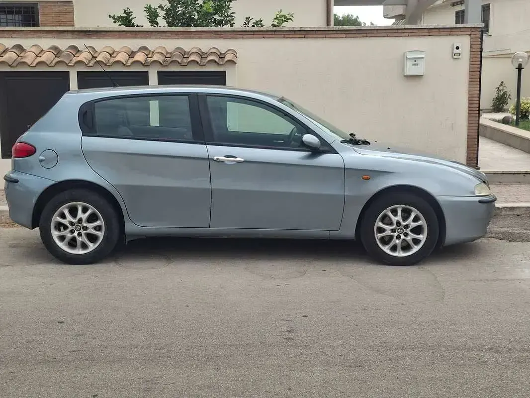 Usata Alfa Romeo 147 120 CV (88 kW) 2001 Blu/azzurro Utilitaria