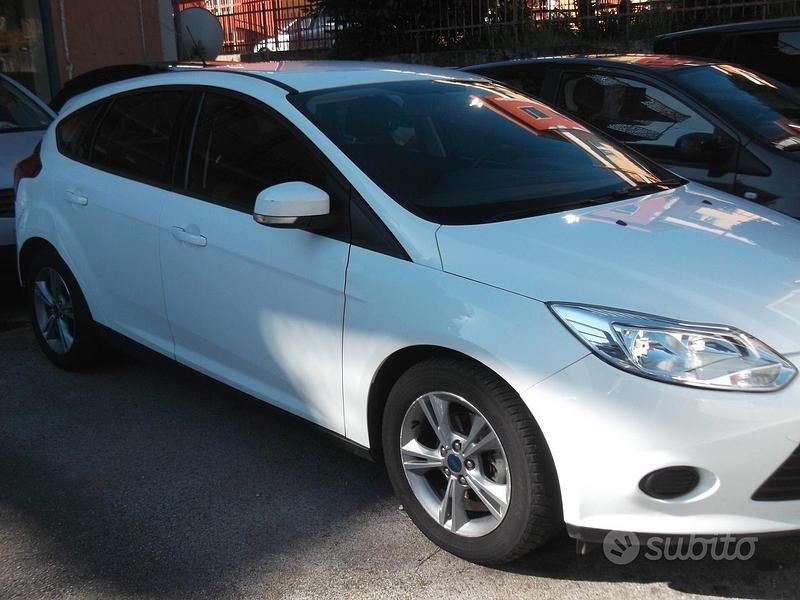 Usata Ford Focus Individual 125 CV (91 kW) 2013 Bianco Berlina