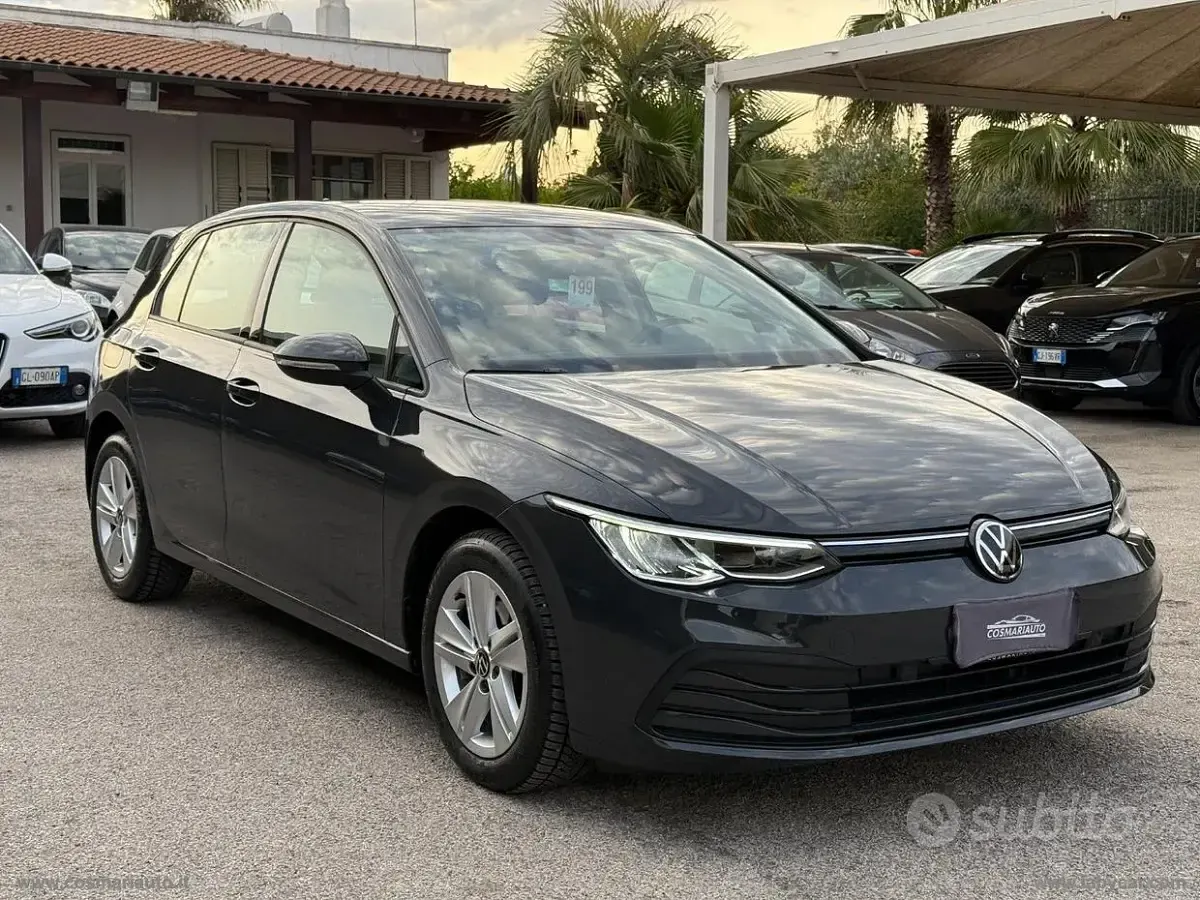 Usata VW Golf VIII Life 116 CV (85 kW) 2022 Gray Berlina