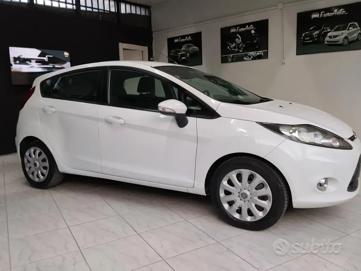 Usata Ford Fiesta 70 CV (51 kW) 2012 Bianco Berlina