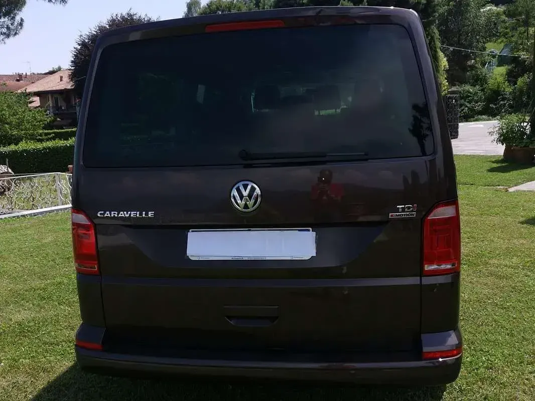 Usata VW Caravelle Comfortline 150 CV (110 kW) 2017 Marrone Furgone