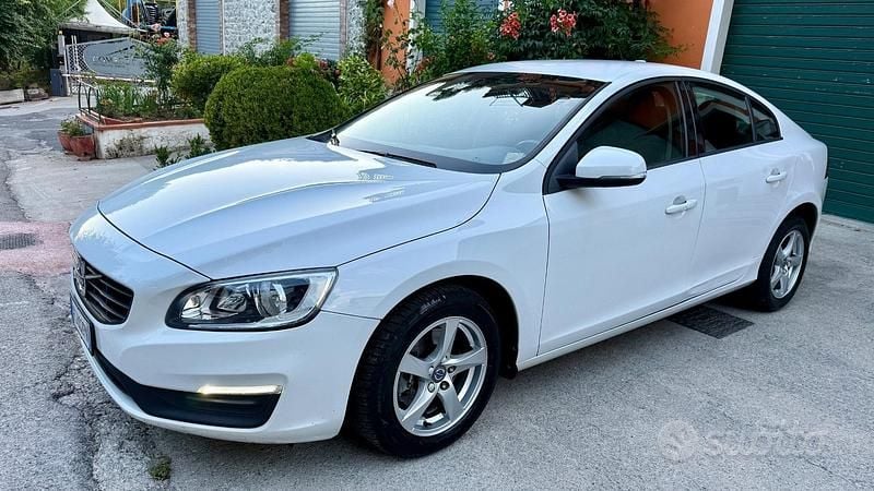 Bianco Usata 2018 Volvo S60 Business Edition Berlina | 9900 € (Buon prezzo) - Immagine 1/4