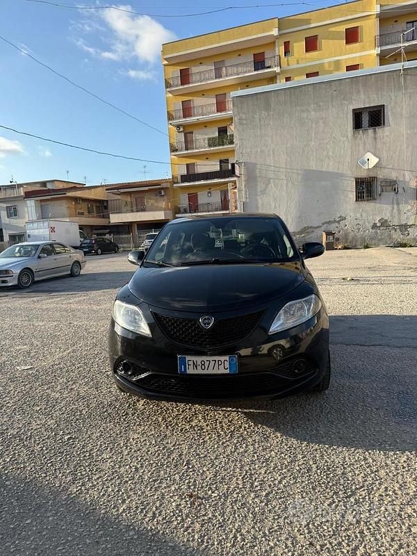 Usata Lancia Ypsilon 69 CV (50 kW) 2017 Nero Utilitaria