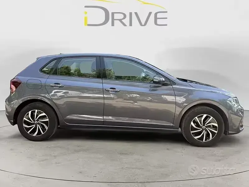 Usata VW Polo Life 95 CV (69 kW) 2023 Grigio Utilitaria