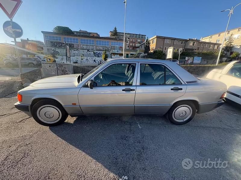 Usata Mercedes 190 105 CV (77 kW) 1992 Grigio Berlina