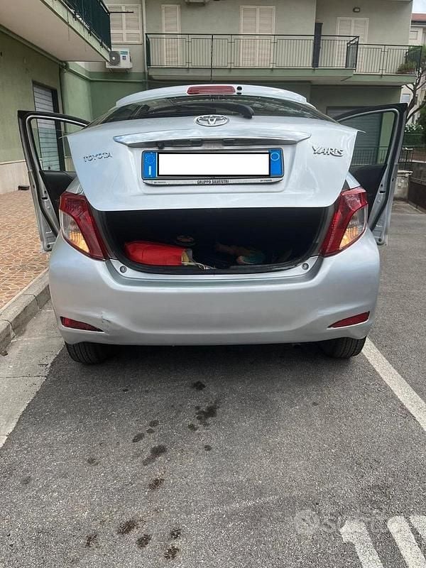 Usata Toyota Yaris 69 CV (50 kW) 2013 Grigio Utilitaria