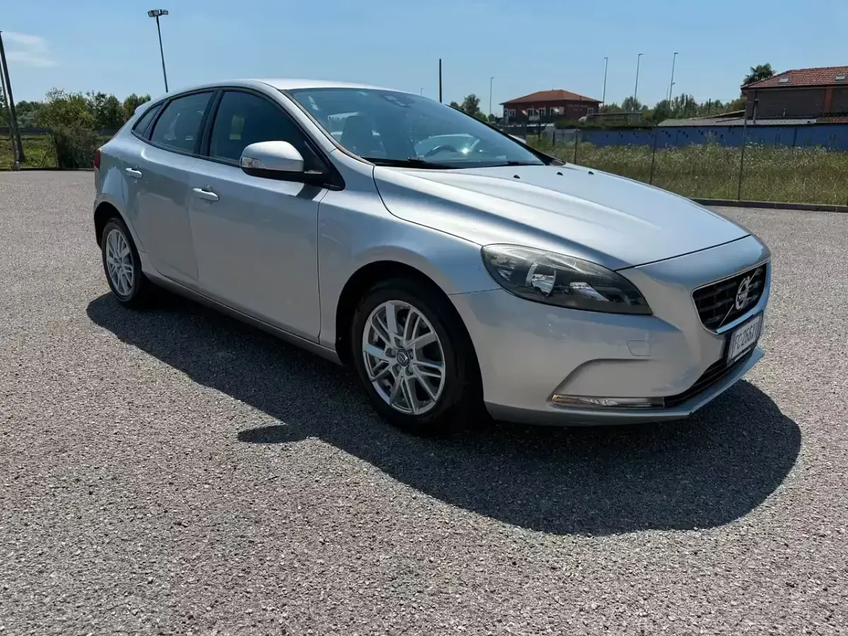 Usata Volvo V40 120 CV (88 kW) 2016 Argento Station wagon