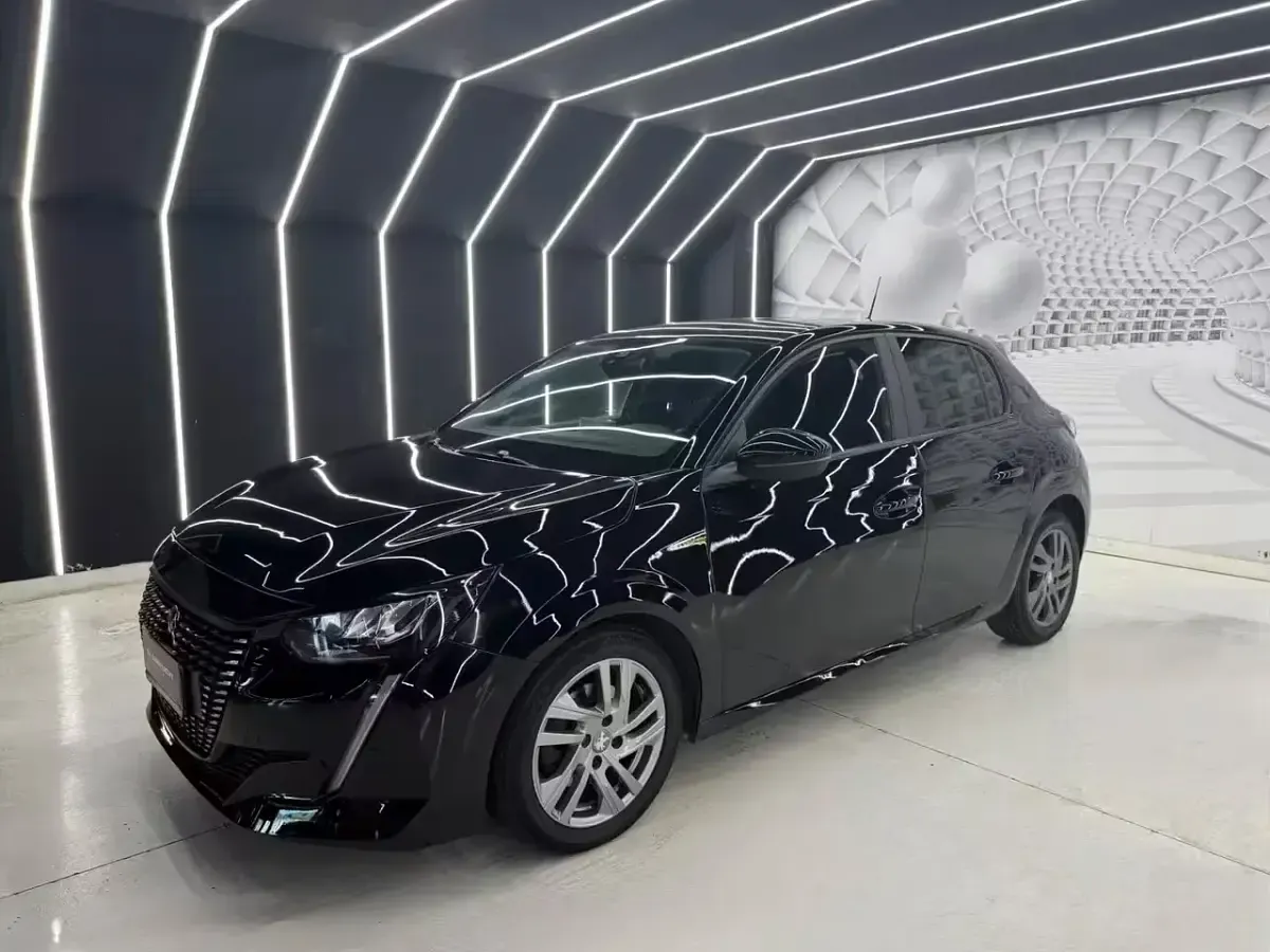 Usata Peugeot 208 GT-line 101 CV (74 kW) 2022 Nero Utilitaria