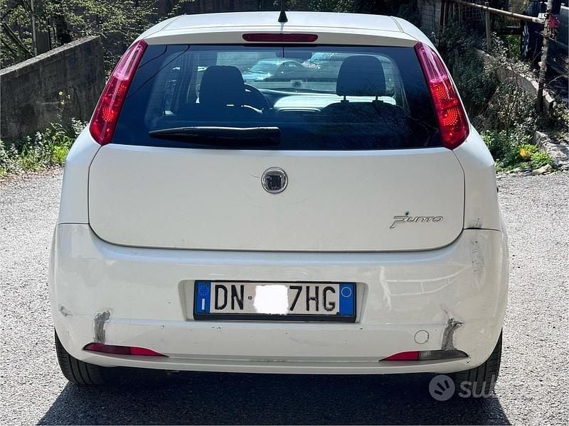 Usata Fiat Grande Punto Dynamic 65 CV (47 kW) 2008 Bianco Utilitaria
