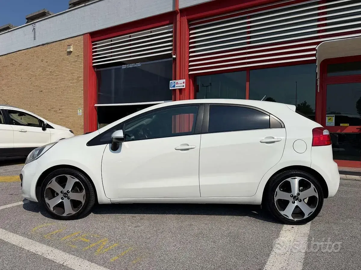 Usata Kia Rio 75 CV (55 kW) 2014 Bianco Berlina