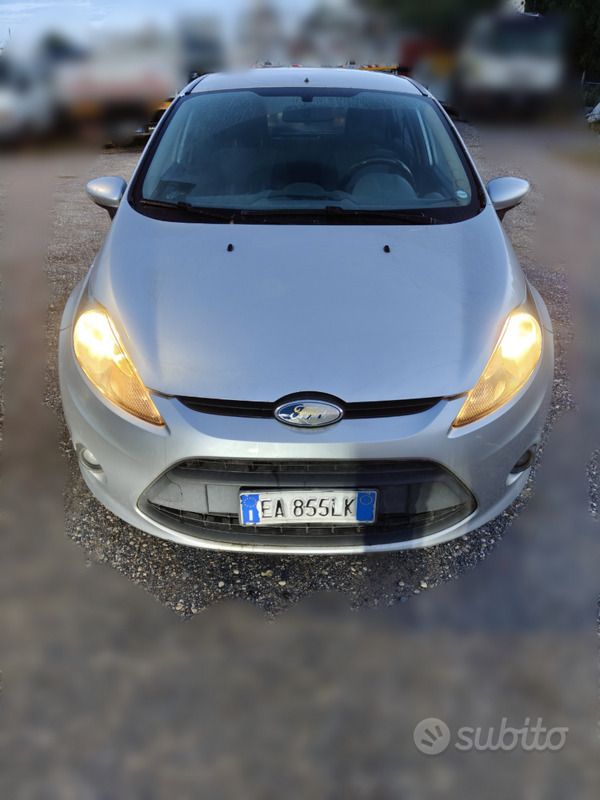 Usata Ford Fiesta 68 CV (50 kW) 2010 Grigio Utilitaria