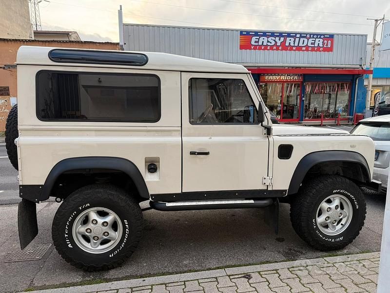 Usata Land Rover Defender 113 CV (83 kW) 1997 SUV