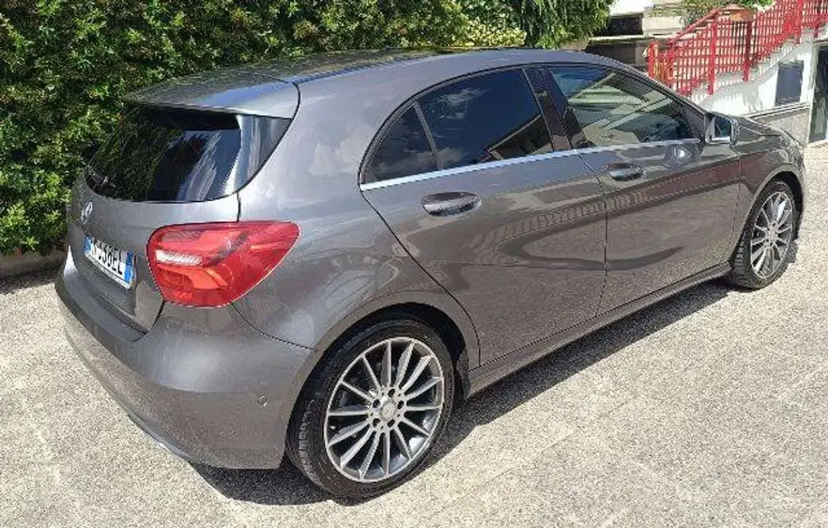 Usata Mercedes A180 Premium 109 CV (80 kW) 2017 Grigio Utilitaria