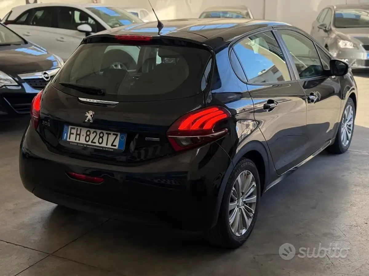 Usata Peugeot 208 Allure 82 CV (60 kW) 2017 Nero Utilitaria