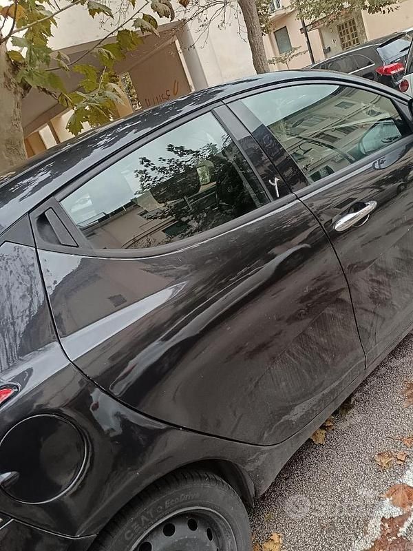 Usata Lancia Ypsilon 69 CV (50 kW) 2012 Nero Utilitaria