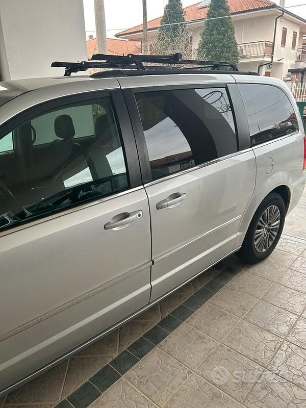 Usata Lancia Voyager 163 CV (119 kW) 2012 Grigio Monovolume