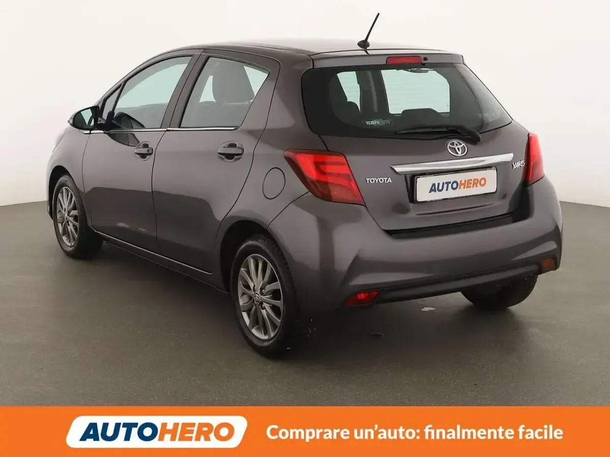 Usata Toyota Yaris Active 90 CV (66 kW) 2016 Grigio Berlina