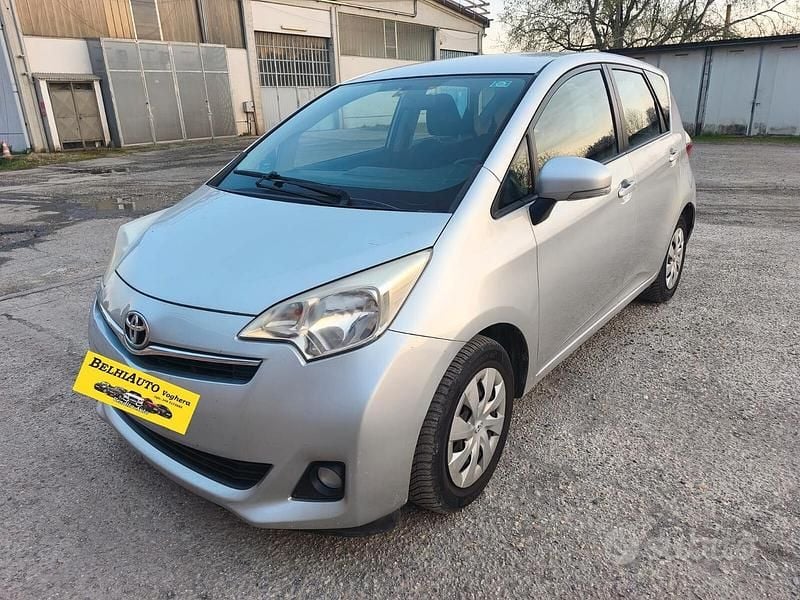 Usata Toyota Verso-S 99 CV (72 kW) 2011 Grigio Monovolume