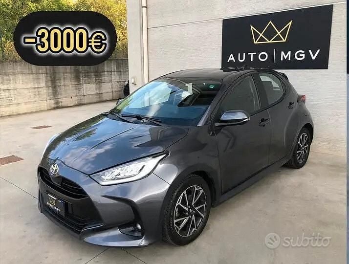 Grigio Usata 2023 Toyota Yaris Trend Tre volumi | 12.800 € (Ottimo prezzo) - Immagine 1/4