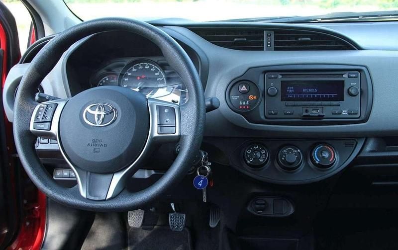 Usata Toyota Yaris Cool 72 CV (52 kW) 2019 Rosso Berlina