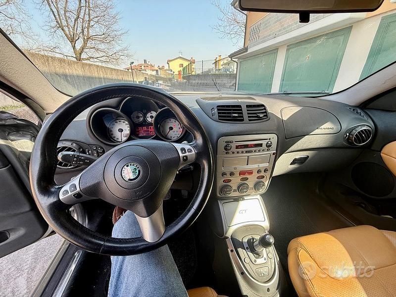 Usata Alfa Romeo GT Distinctive 165 CV (121 kW) 2005 Grigio Coupé