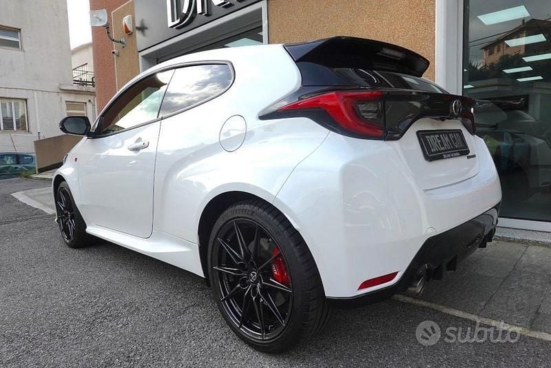 Second-hand Toyota Yaris 261 CP (191 kW) 2024 Alb Hatchback