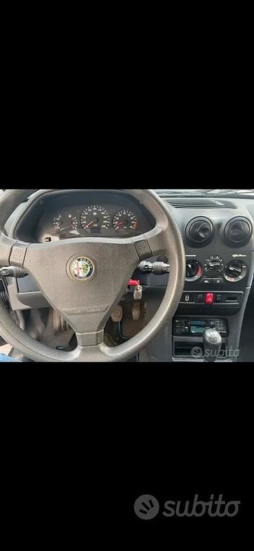 Usata Alfa Romeo 145 103 CV (75 kW) 1999 Grigio Utilitaria