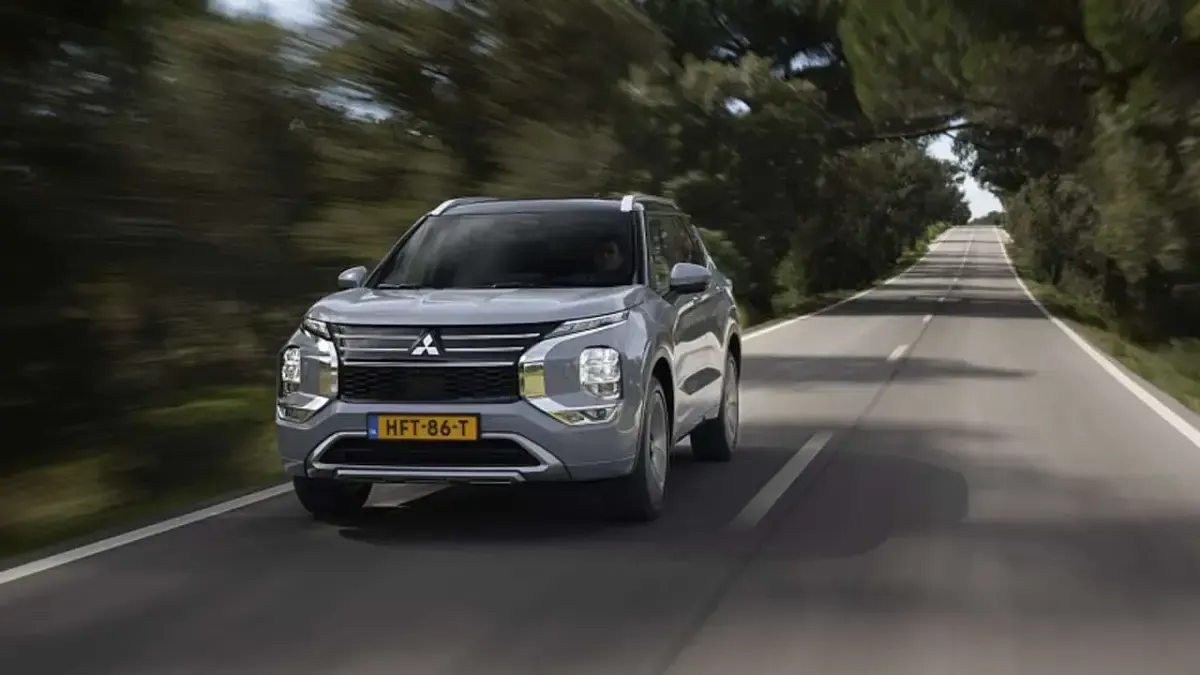 Nuova Mitsubishi Outlander Inform 306 CV (225 kW) 2026 Argento SUV