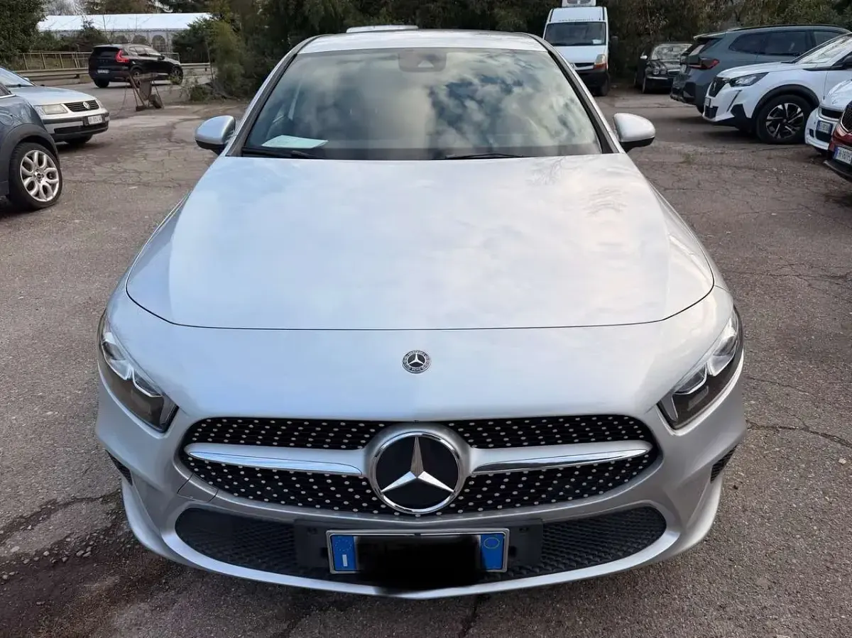 Usata Mercedes A180 116 CV (85 kW) 2019 Argento Berlina