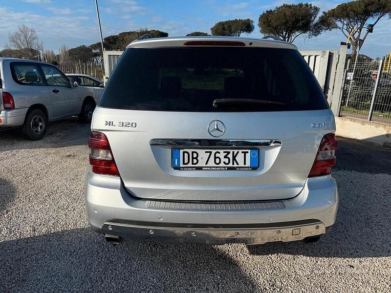 Usata Mercedes ML320 224 CV (164 kW) 2005 Grigio SUV