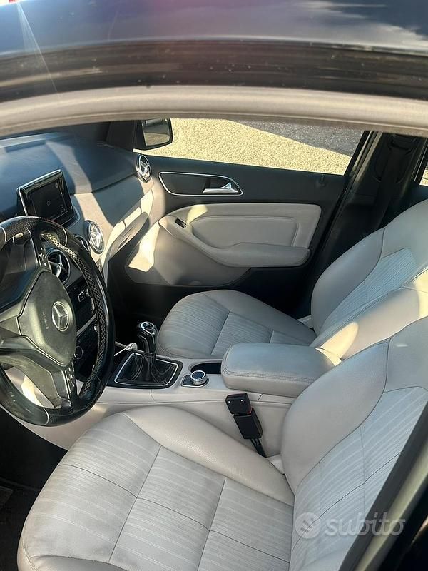Usata Mercedes B200 Premium 2012 Nero Monovolume