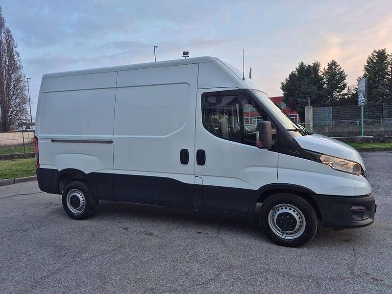 Usata Iveco Daily 116 CV (85 kW) 2020 Bianco Furgone