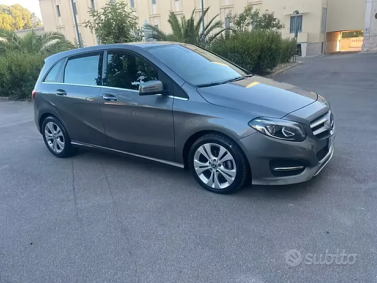 Käytetty Mercedes B180 Executive 109 HP (80 kW) 2019 Harmaa Tila-auto