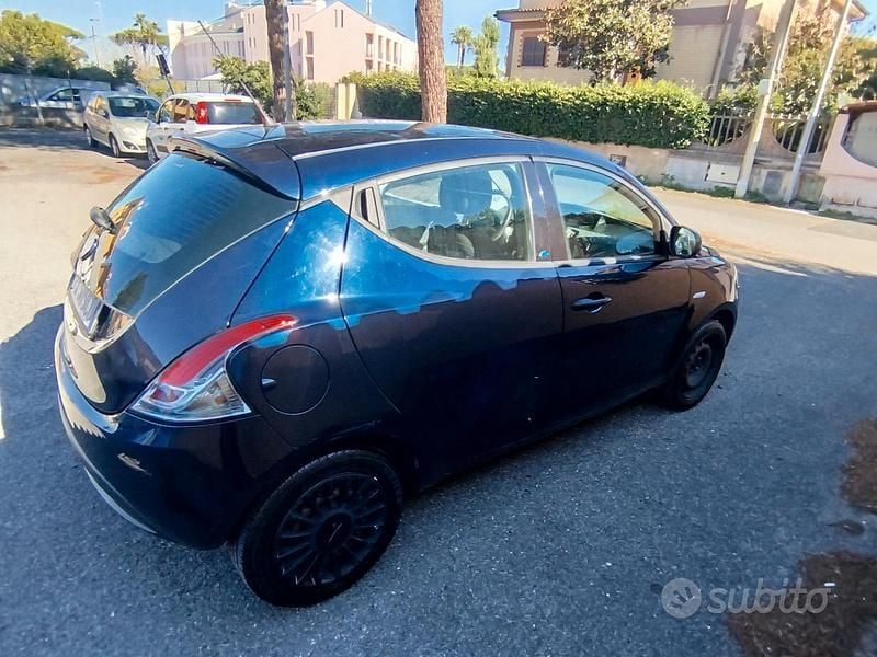 Usata Lancia Ypsilon 80 CV (58 kW) 2019 Blu Utilitaria