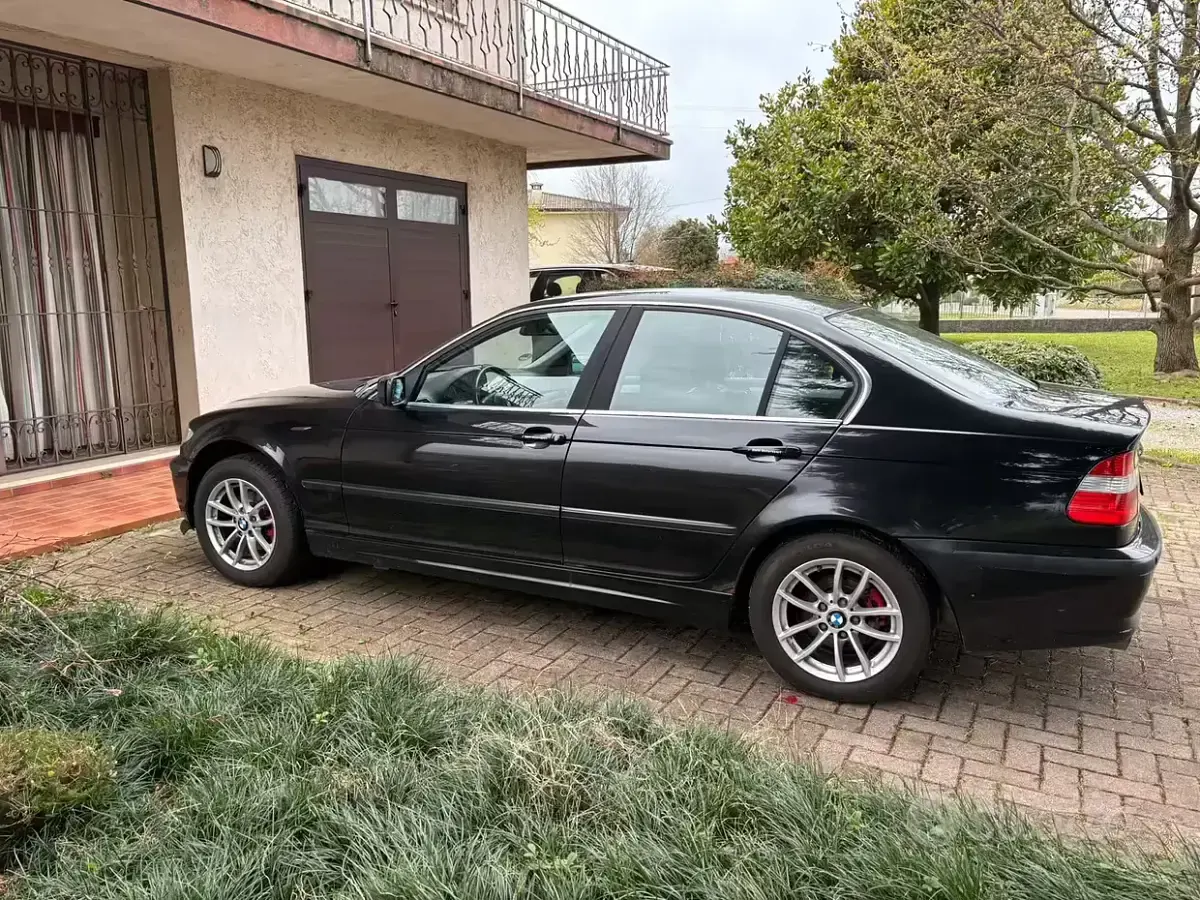 Usata BMW 318 143 CV (105 kW) 2025 Nero Berlina