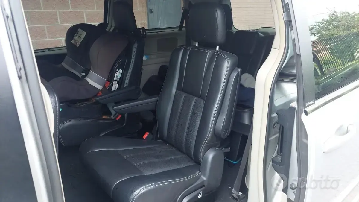 Usata Lancia Voyager 163 CV (119 kW) 2012 Grigio Monovolume