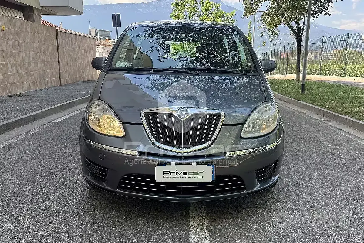 Usata Lancia Musa S 95 CV (69 kW) 2011 Giallo Monovolume