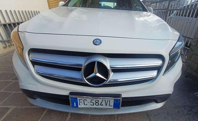 Usata Mercedes GLA180 Business 109 CV (80 kW) 2016 Bianco SUV