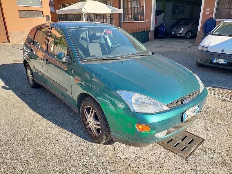 Usata Ford Focus Ghia 100 CV (73 kW) 2000 Verde Berlina