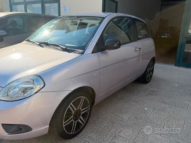 Usata Lancia Ypsilon 69 CV (50 kW) 2010 Viola Utilitaria