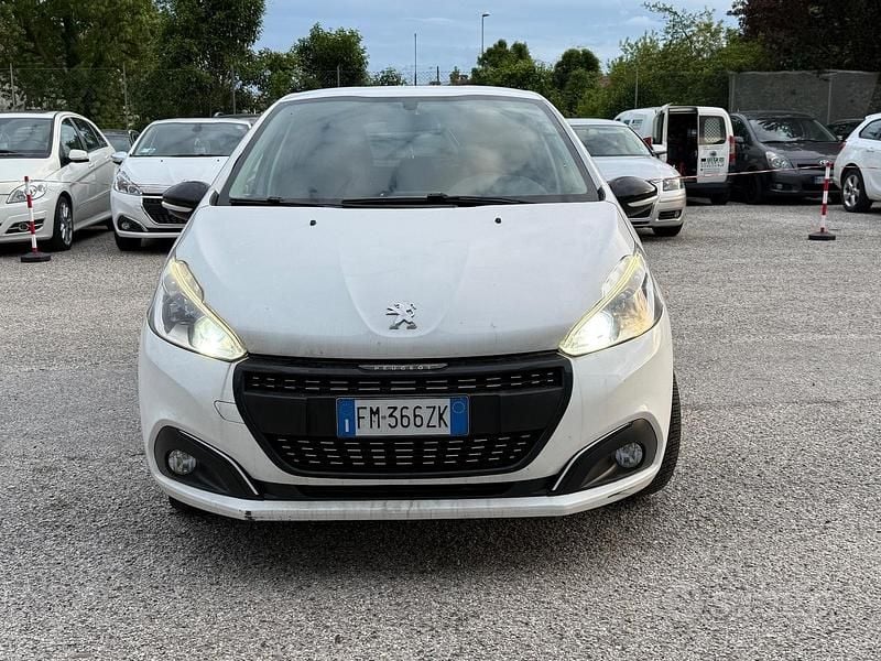 Usata Peugeot 208 Active 81 CV (59 kW) 2018 Bianco Utilitaria