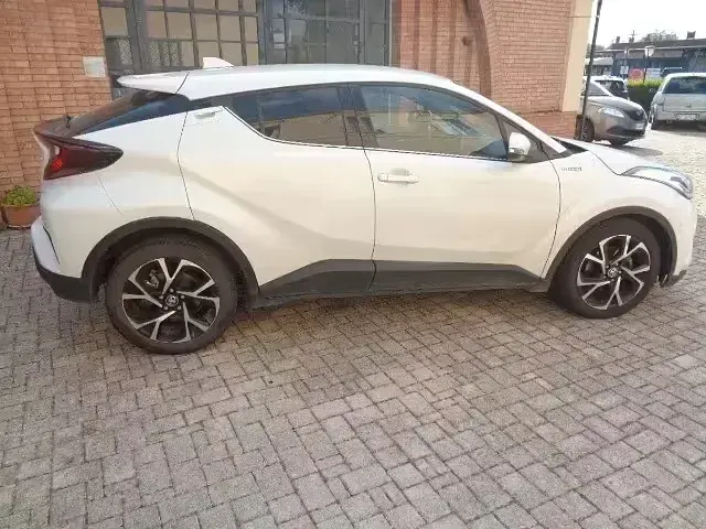Usata Toyota C-HR Active 97 CV (71 kW) 2021 Bianco SUV