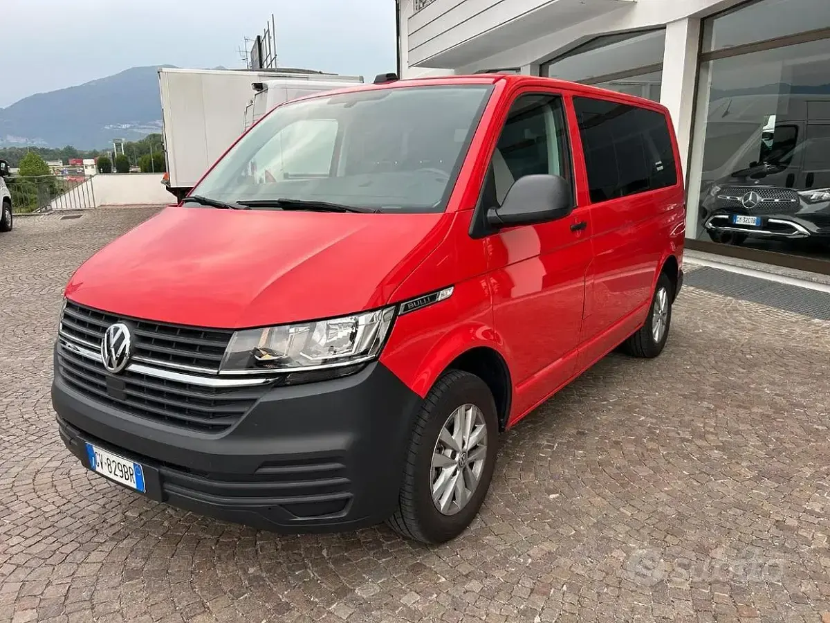 Usata VW Caravelle Trendline 150 CV (110 kW) 2024 Rosso pastello Furgone