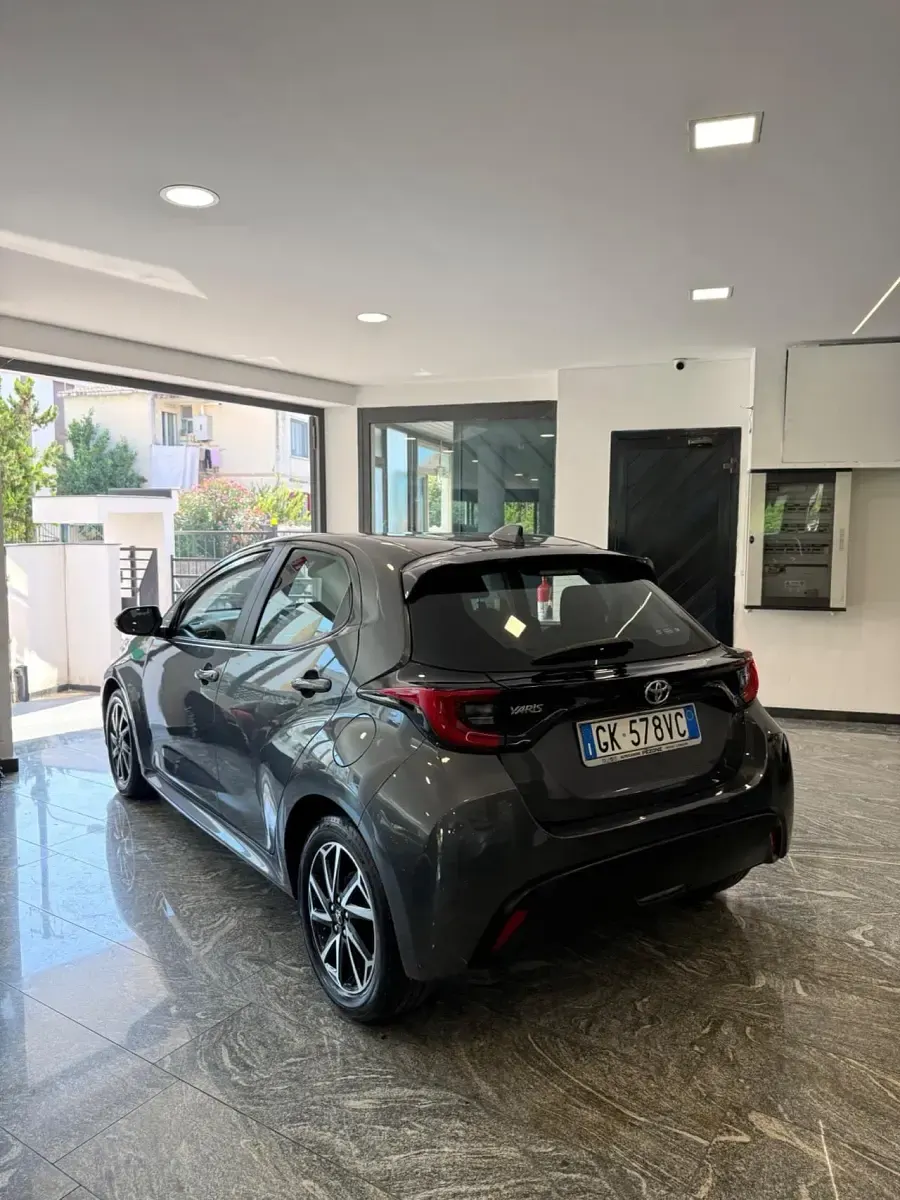 Usata Toyota Yaris Trend 72 CV (52 kW) 2022 Grigio Utilitaria