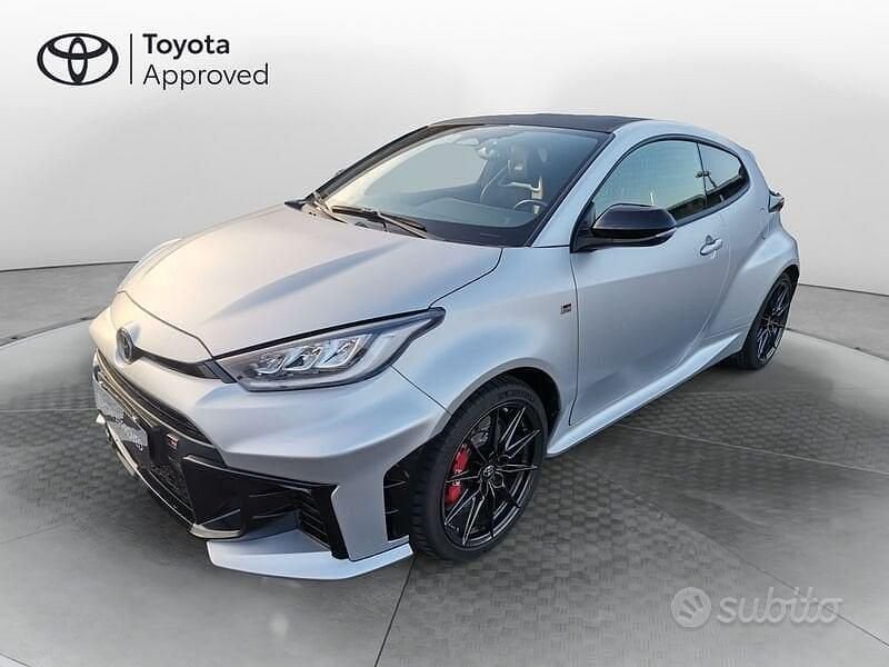 Usata Toyota Yaris 280 CV (205 kW) 2024 Nero Berlina