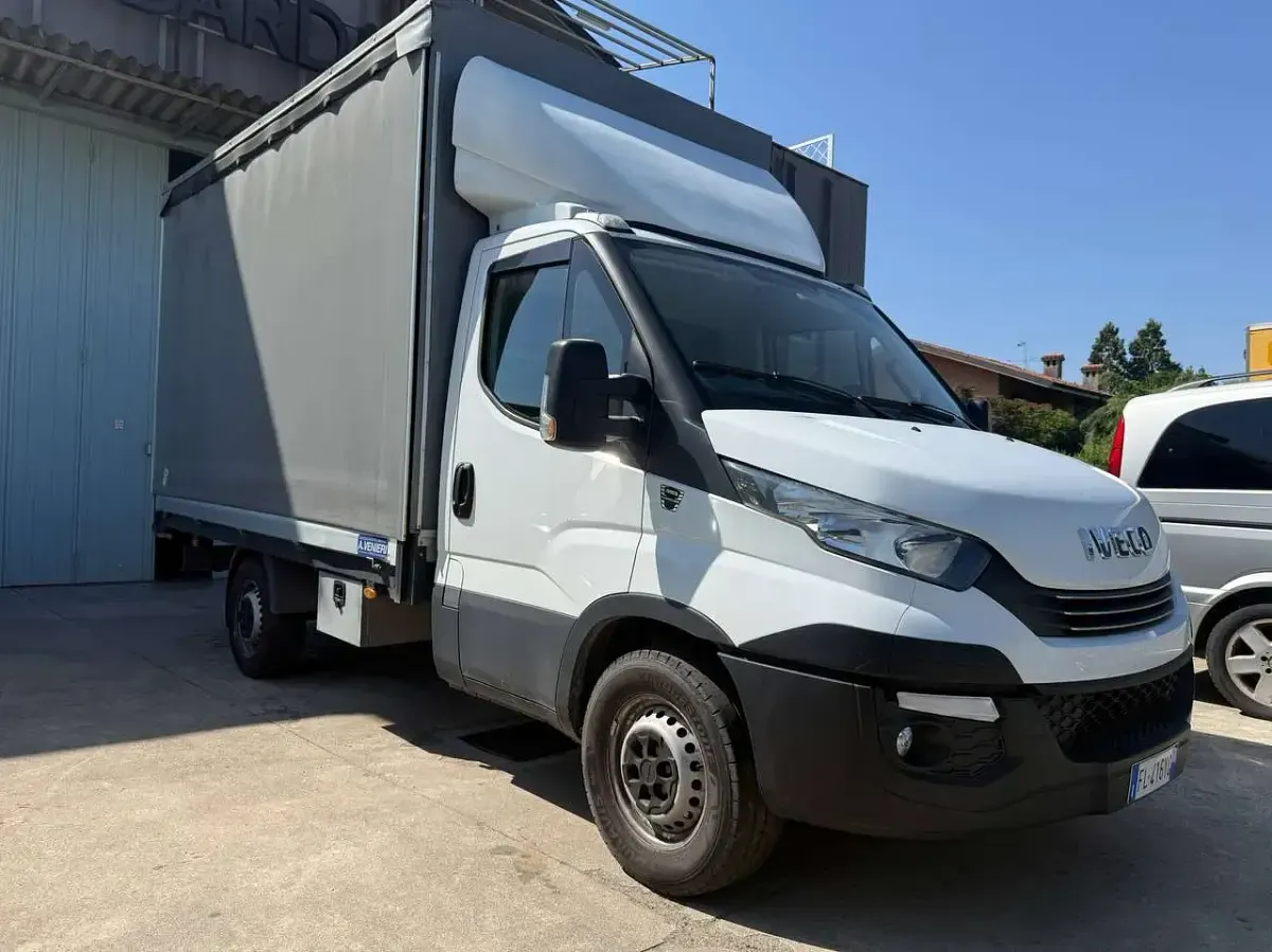 Usata Iveco Daily 136 CV (100 kW) 2017 Bianco Furgone