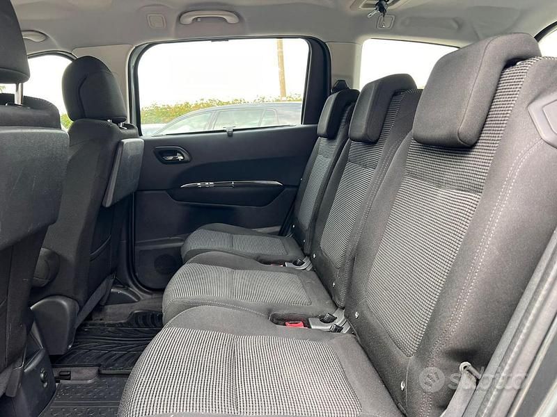 Usata Peugeot 5008 Family 112 CV (82 kW) 2011 Grigio Monovolume