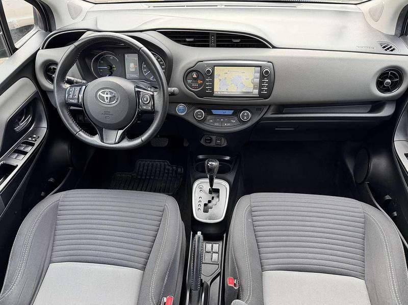 Usata Toyota Yaris Hybrid Active 73 CV (53 kW) 2017 Grigio Berlina